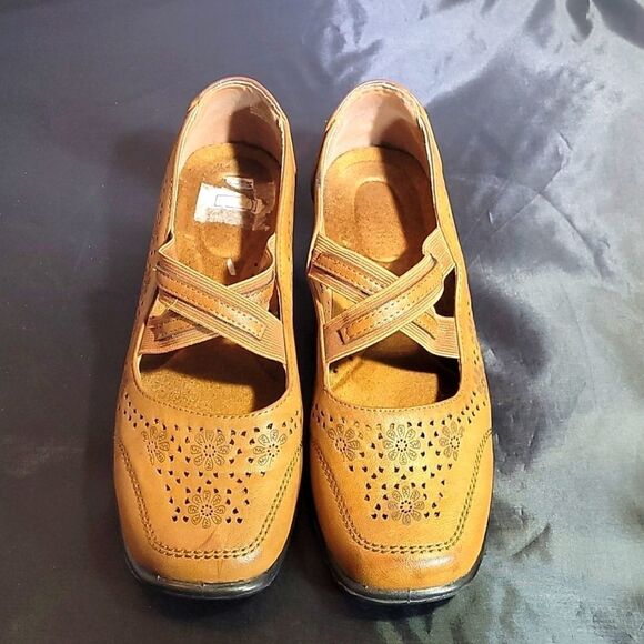 BRAND NEW JASMINE AMUSE WOMEN"S SHOE/WITH STRAP - Picture 1 of 16